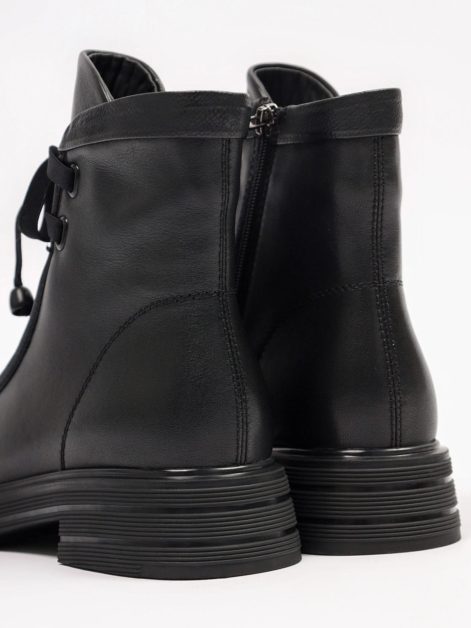 Ботинки черного цвета на среднем каблуке